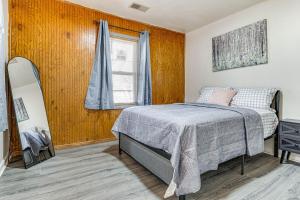 Schlafzimmer mit einem Bett und einem Fenster in der Unterkunft Bright Muncie Home with Yard about 2 Mi to Downtown! in Muncie