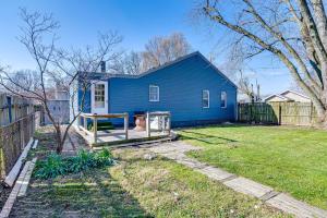 ein blaues Haus mit einem Zaun im Hof in der Unterkunft Bright Muncie Home with Yard about 2 Mi to Downtown! in Muncie