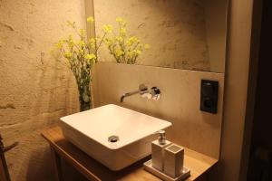 Bathroom sa Evasion de caractère Châteauneuf Suites - 1er étage
