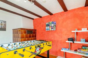 ザーレムにあるFerienhaus Siegerのオレンジの壁と黄色のカウンタートップが備わるキッチン