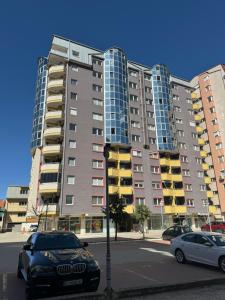 ein großes Gebäude mit davor geparkt in der Unterkunft Ivanov Apartment in Bitola