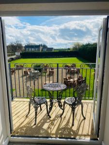 un patio con tavolo e sedie sul balcone. di Chequers Inn a Harrogate