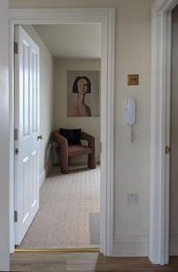 um corredor com uma cadeira numa sala de estar em Trinity Square Loft + sea views em Kent