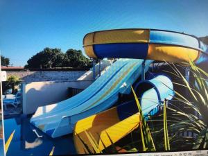 uno scivolo con una tavola da surf sopra di Bungalow Charmant à La Baule, Piscine a Saint-André-des-Eaux Altre 5 foto