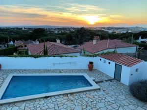 - une piscine installée au-dessus d'une maison dans l'établissement PARAISO, Piscina Privada, Free Aire Acondicionado, à L'Escala