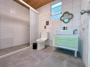 une salle de bain avec toilettes et lavabo dans l'établissement 旅人之宿Traveler Inn依預定人數開放房間數, à Hualien 53 autres photos