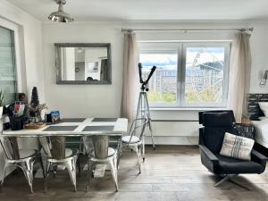 een eetkamer met een tafel en stoelen en een camera bij Vista Suites 1-2 in Boedapest