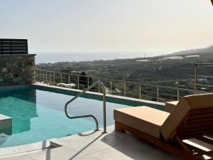 Bazén v ubytování Mediterranean View Villa nebo v jeho okolí