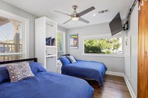 um quarto com 2 camas e uma ventoinha de tecto em Spectacular Roof Top Deck - Luxury 3 bedroom em Nova Orleans