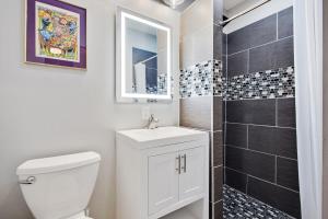 Bilik mandi di Captivating Conti Hideaway- Mid-City Perfection +15 gambar