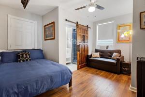 Katil atau katil-katil dalam bilik di Captivating Conti Hideaway- Mid-City Perfection