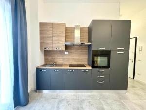 フォッローニカにあるLUX Apartments SKYのキッチン(青いキャビネット、コンロ付)