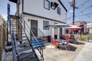 ニューオーリンズにあるCharming Conti Nest with Large Courtyardの階段、テーブル、椅子付きの家