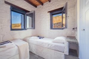 En eller flere senge i et værelse på Diasella villas