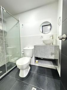庫庫塔的住宿－HOTEL LE QUINT，浴室配有卫生间、盥洗盆和淋浴。