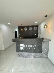 a lobby with a sign for a la summit hotel at HOTEL LE QUINT in Cúcuta