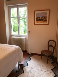- une chambre avec un lit, une fenêtre et une chaise dans l'établissement Etape dans le Berry, à Coings