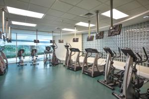 een sportschool met verschillende loopbanden en crosstrainers bij Caribe Resort Unit C814 in Orange Beach +22 foto's