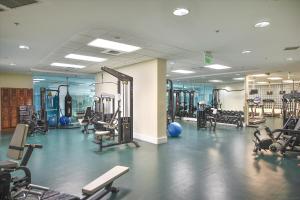 een fitnessruimte met veel loopbanden en machines bij Caribe Resort Unit C814 in Orange Beach