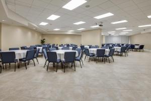 ein großes Zimmer mit Tischen und Stühlen in der Unterkunft Caribe Resort Unit C814 in Orange Beach