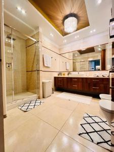 duża łazienka z prysznicem i umywalką w obiekcie MICKA 25 w mieście Skarżysko-Kamienna