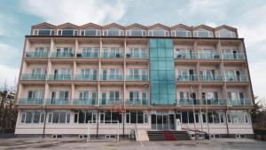 an apartment building with a lot of windows at Gürsoy Kampüs Otel in Beysehir