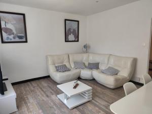 sala de estar con sofá y mesa en La Maison CANTHEZ Wifi en Sigean