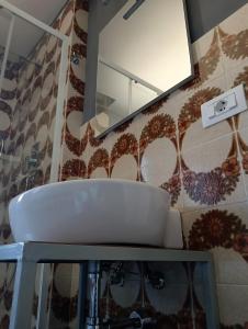 a bathroom with a sink and a mirror at Bed and breakfast da Peppino in Bianchi