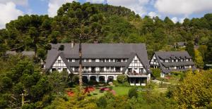 een luchtzicht op een groot huis bij Ort Hotel in Campos do Jordão