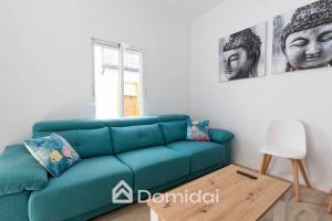 una sala de estar con un sofá azul en una habitación en Tabarca Suite - Desconexión en la isla by Domidai, en Tabarca