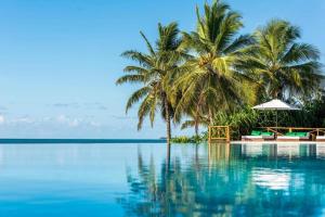 een uitzicht op een resort met palmbomen en de oceaan bij Casa 3A Tivoli Ecoresidences in Praia do Forte