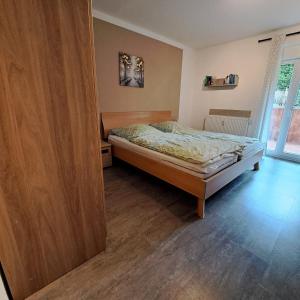1 dormitorio con 1 cama y suelo de madera en Fewo-Hengesbach en Much