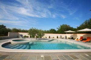 Bazén v ubytovaní Apartments Villa Oliva alebo v jeho blízkosti