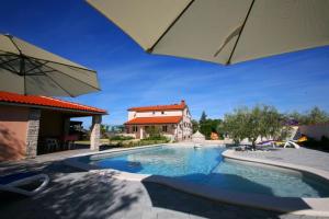 Bazén v ubytovaní Apartments Villa Oliva alebo v jeho blízkosti