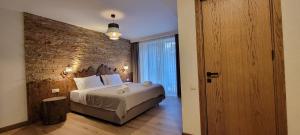 Postel nebo postele na pokoji v ubytování Hotel Ushba in Mestia + 31 fotografií