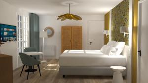 um quarto com uma cama, uma mesa e uma cadeira em Gabriel Hotel Chinon em Chinon