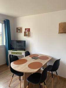 ラ・フロットにあるVILLA DEL RE 4 (face à la piscine)のキッチン付きの客室で、テーブルと椅子が備わります。