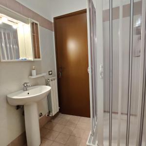 La salle de bains est pourvue d'un lavabo et d'une douche. dans l'établissement attico umbria, à Collepepe