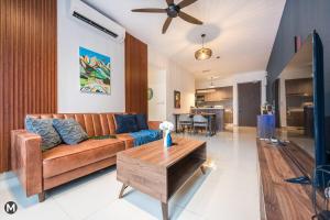 uma sala de estar com um sofá e uma mesa em [500MbpsNETFLIX] Luxury Suite 6+1 Pax M Vertica em Kuala Lumpur