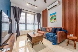 uma sala de estar com um sofá e uma televisão em [500MbpsNETFLIX] Luxury Suite 6+1 Pax M Vertica em Kuala Lumpur