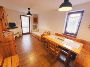 カラーノにあるOasi Verde - Alpine Stay Apartmentsのテーブルとソファのあるリビングルーム