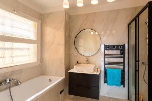 une salle de bain avec une baignoire, un lavabo et un miroir dans l'établissement Cap Ferrat View III AP4401 By Riviera Holiday Hom, à Saint-Jean-Cap-Ferrat 12 autres photos