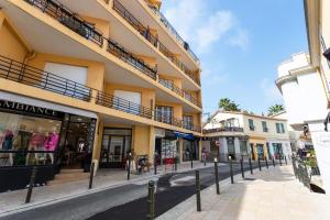 une rue en face d'un bâtiment dans l'établissement Cap Ferrat View III AP4401 By Riviera Holiday Hom, à Saint-Jean-Cap-Ferrat