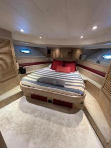 uma cama grande no meio de um barco em Yate Hotel STV em Barcelona