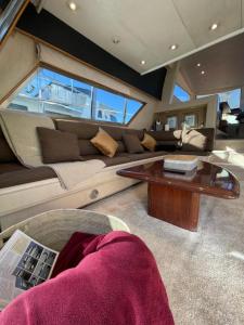 ein Wohnzimmer mit einem Sofa und einem Couchtisch in der Unterkunft Yate Hotel STV in Barcelona
