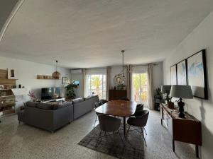 A television and/or entertainment centre at Marsaxlokk Sea Front Apartment