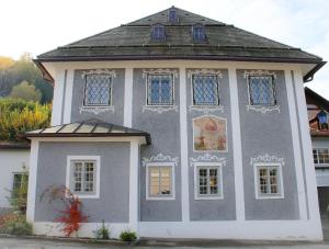 YbbsitzにあるFerienhaus - b60143の窓が多い家