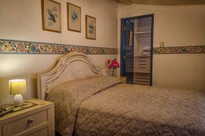 a bedroom with a bed and a dresser and a mirror at A Casa da Fazenda in Santo Antônio do Pinhal