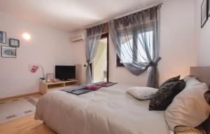 Giường trong phòng chung tại Apartment Antonija