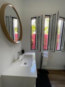 ポンタ・ド・ソルにあるCasa Cabozのバスルーム(白い洗面台、鏡付)